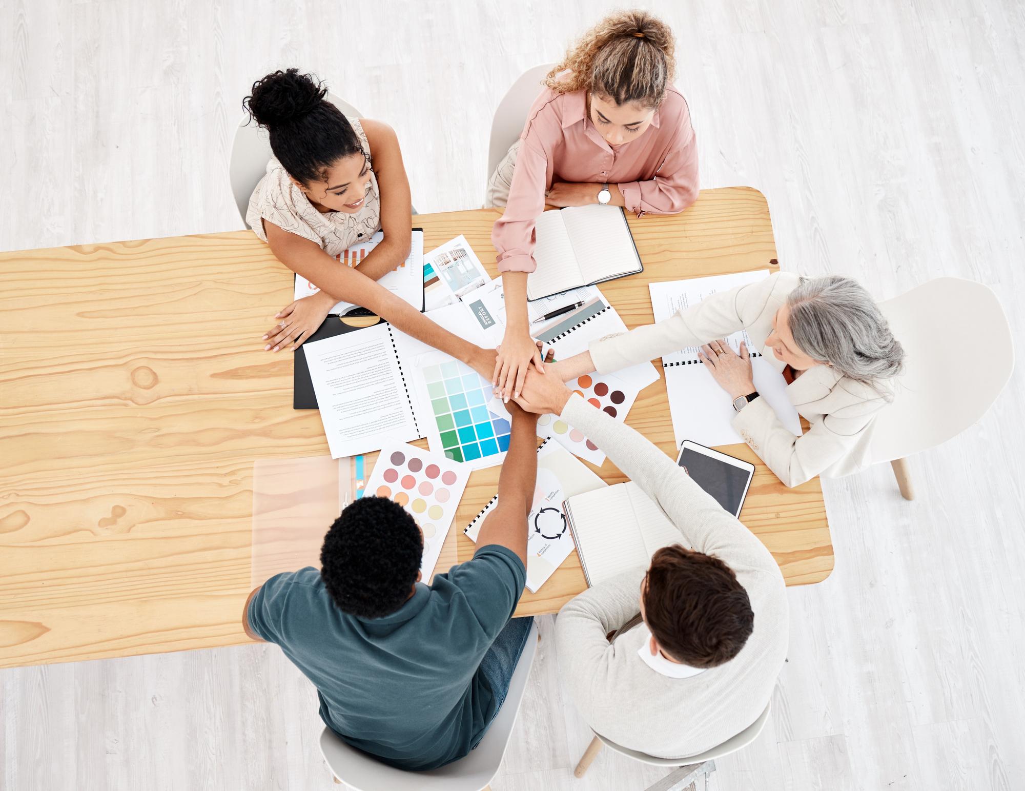 Workshopteilnehmer arbeiten mit Budgetvorlagen